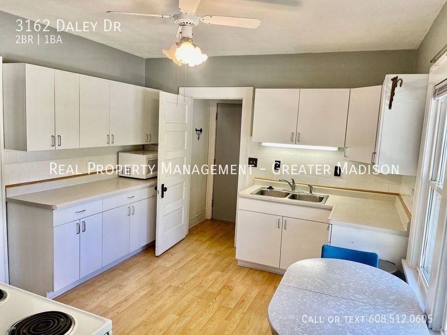 3162 Daley Dr - Photo 3 of 16