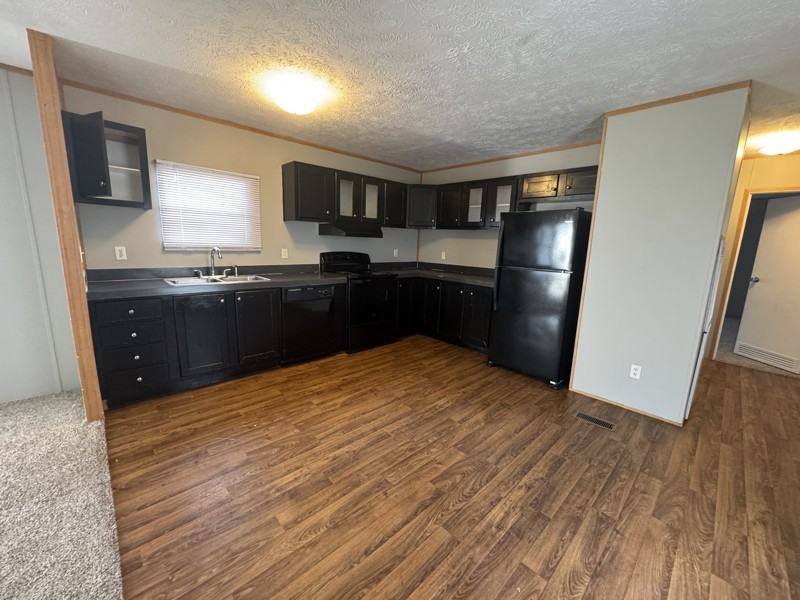 76 Peach St - Photo 3 of 13