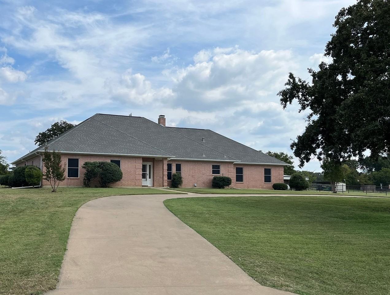 4763 Red Oak Cir - Photo 2 of 34