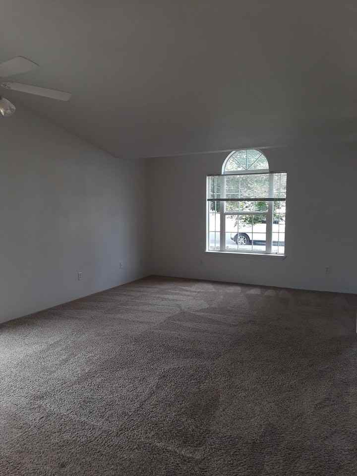410 Ne 7th St - Photo 3 of 9
