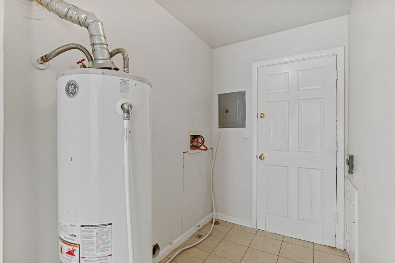 1390 Alton St - Photo 4 of 26