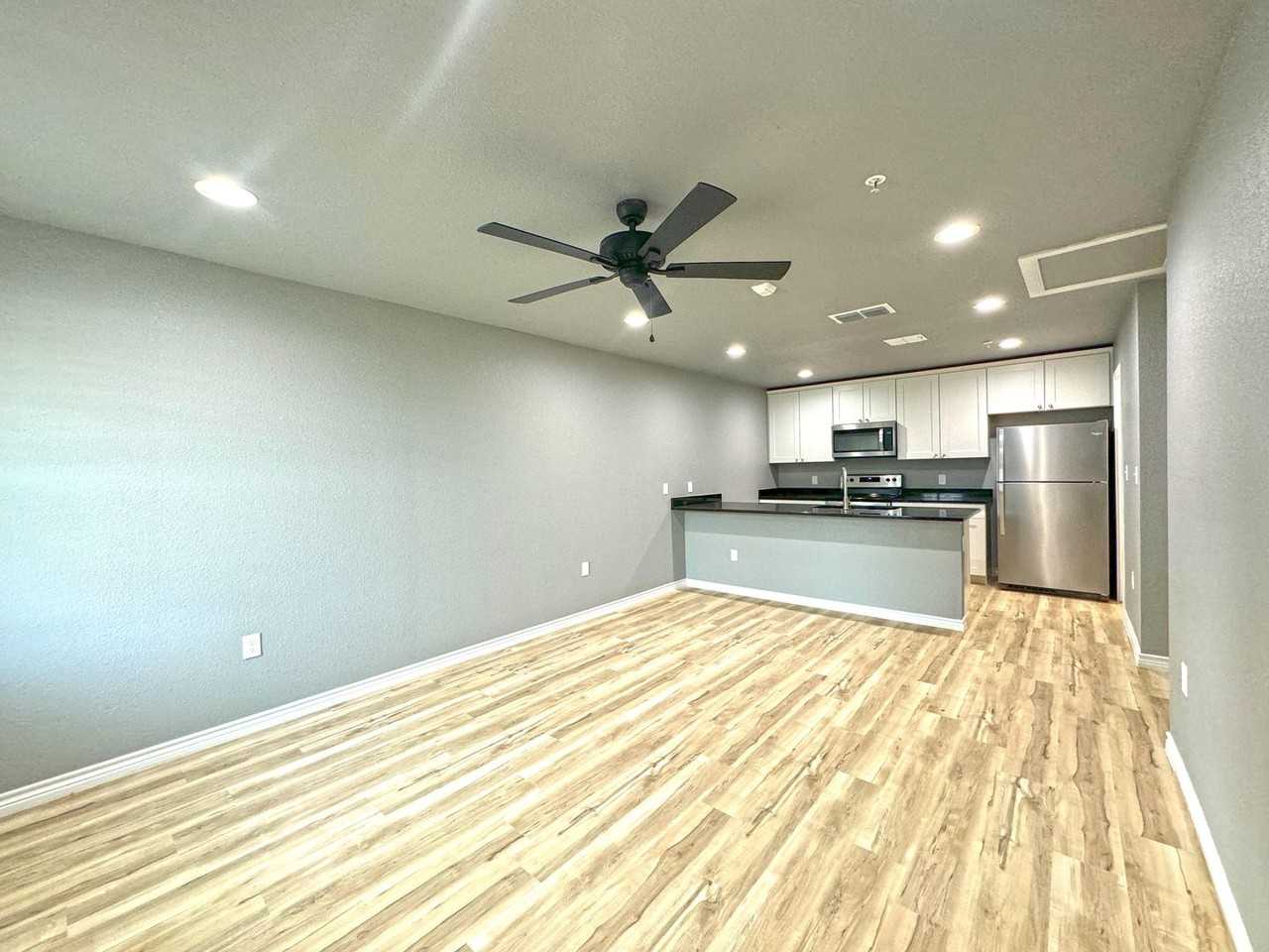 9114 Royal Ln - Photo 3 of 8