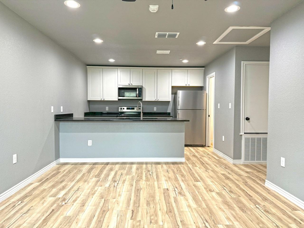 9114 Royal Ln - Photo 4 of 8