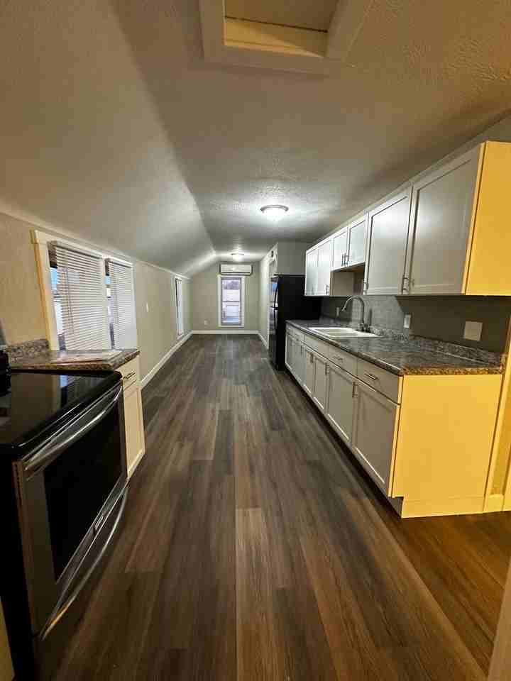 513 22nd St - Photo 2 of 6