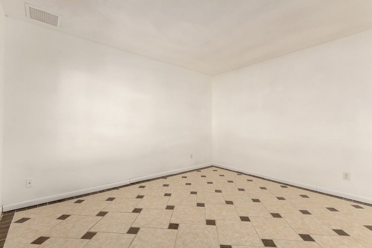 5603 W Greenbriar Dr - Photo 7 of 33