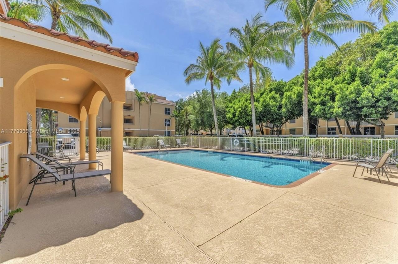 619 E Sheridan Street, #406, Unit 406 - Photo 2 of 31