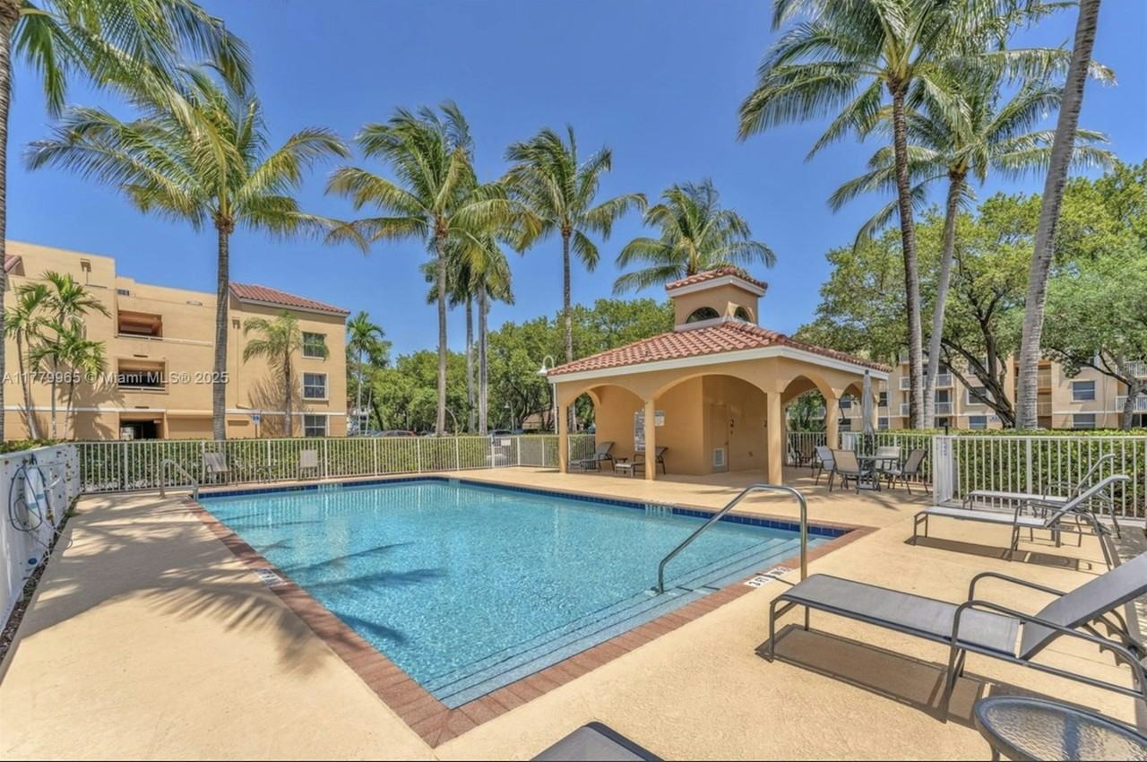 619 E Sheridan Street, #406, Unit 406 - Photo 3 of 31