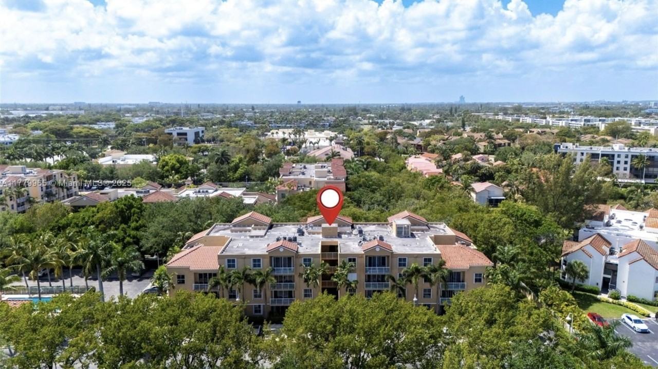 619 E Sheridan Street, #406, Unit 406 - Photo 4 of 31