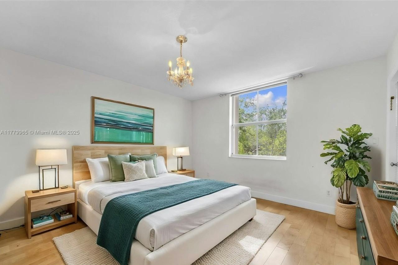 619 E Sheridan Street, #406, Unit 406 - Photo 6 of 31