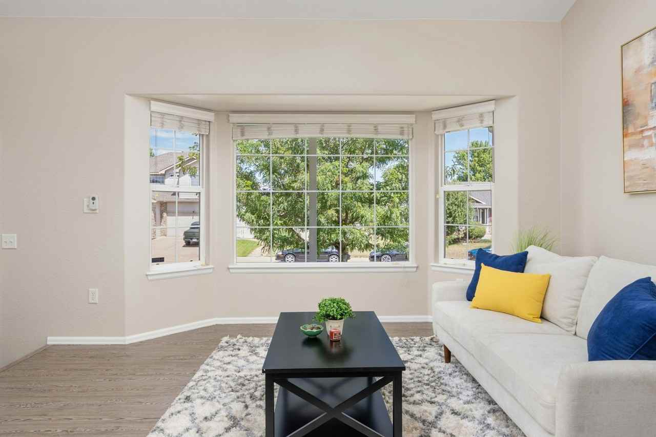 9817 Buffalo St - Photo 3 of 24