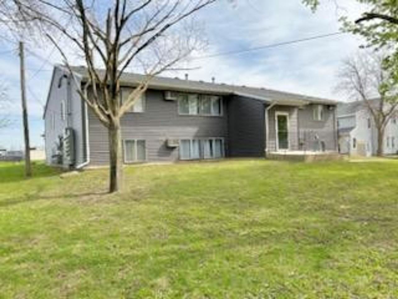 West Town W - Photo 3 of 4