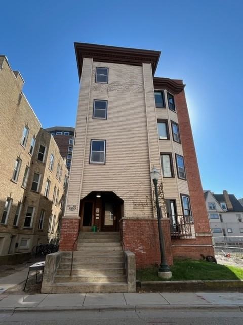 627/629 Mendota Court - Photo 4 of 15