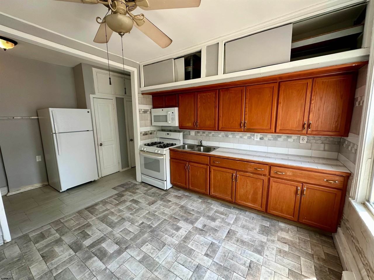 219 Oriental Ave #2 - Photo 4 of 15