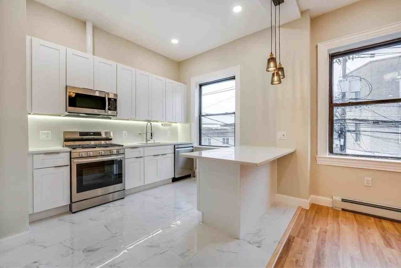 3302 Palisade Ave #2 - Photo 4 of 22