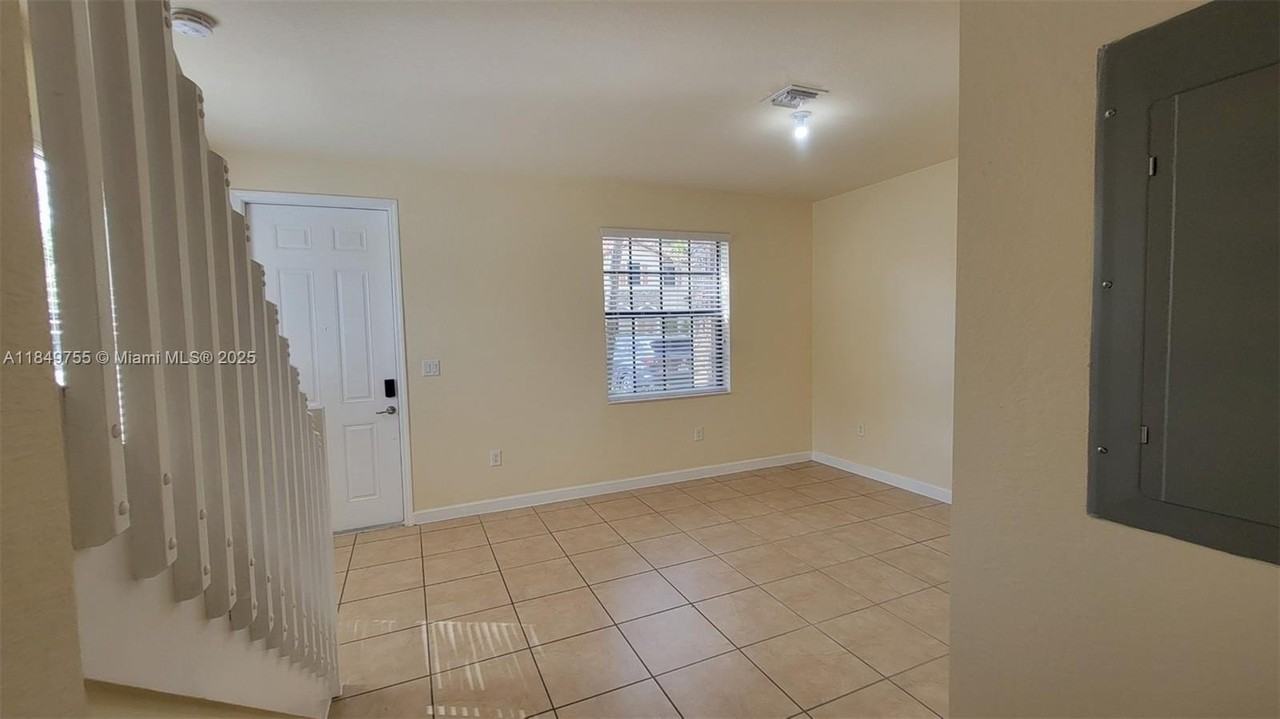 3223 Se 4th Ct - Photo 6 of 38