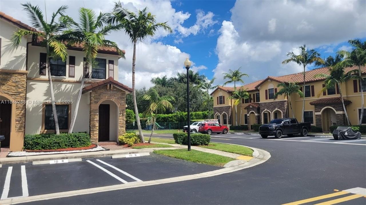 3223 Se 4th Ct - Photo 2 of 38