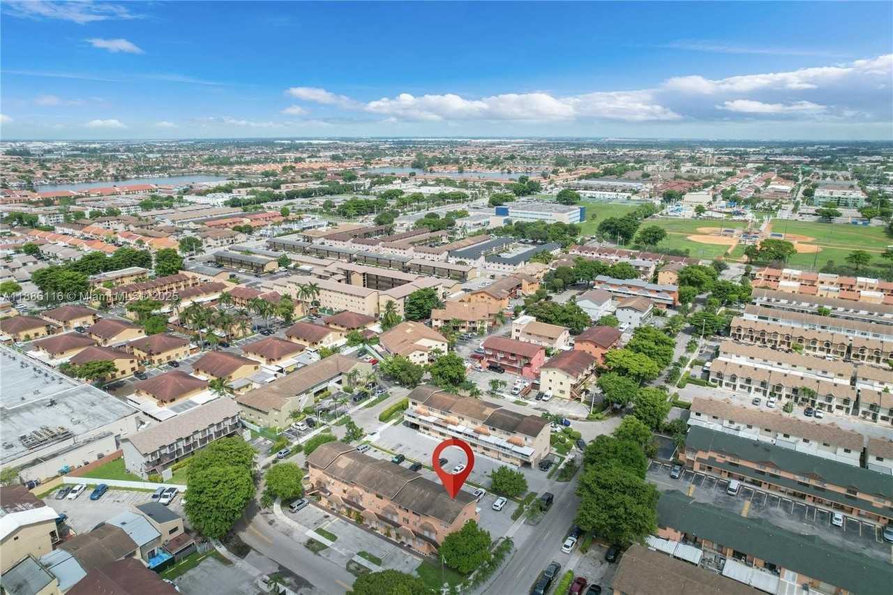 2261 W 53rd St #13 - Photo 3 of 15