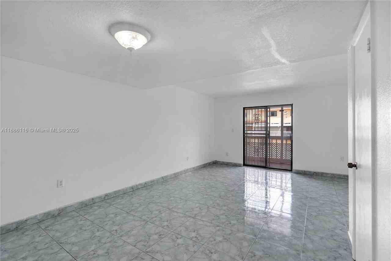 2261 W 53rd St #13 - Photo 4 of 15