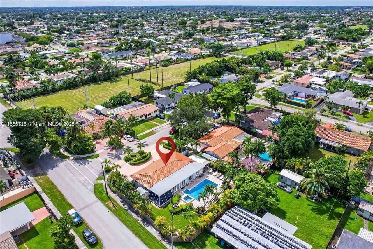 9901 Sw 35th Ter - Photo 5 of 39