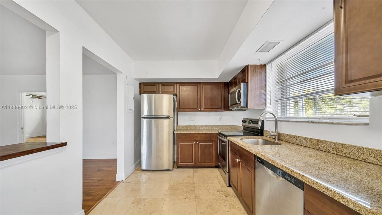 1316 Ne 105th St #202 - Photo 5 of 25