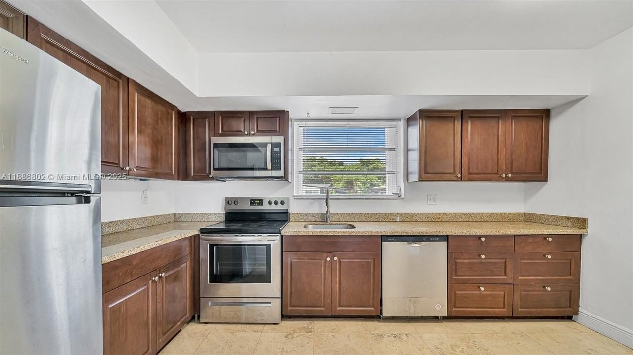 1316 Ne 105th St #202 - Photo 6 of 25