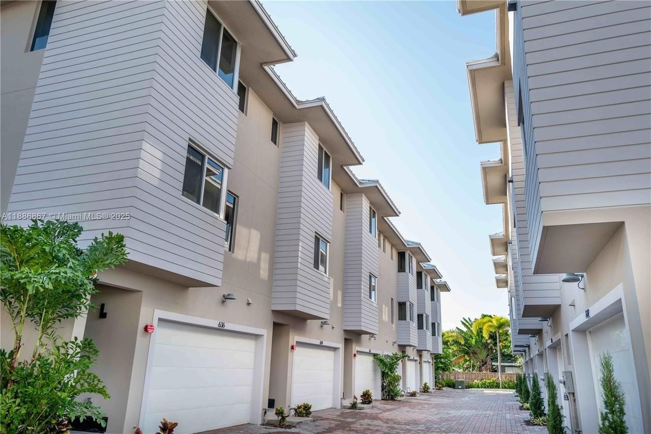 630 Ne 12th Ave #630 - Photo 2 of 11