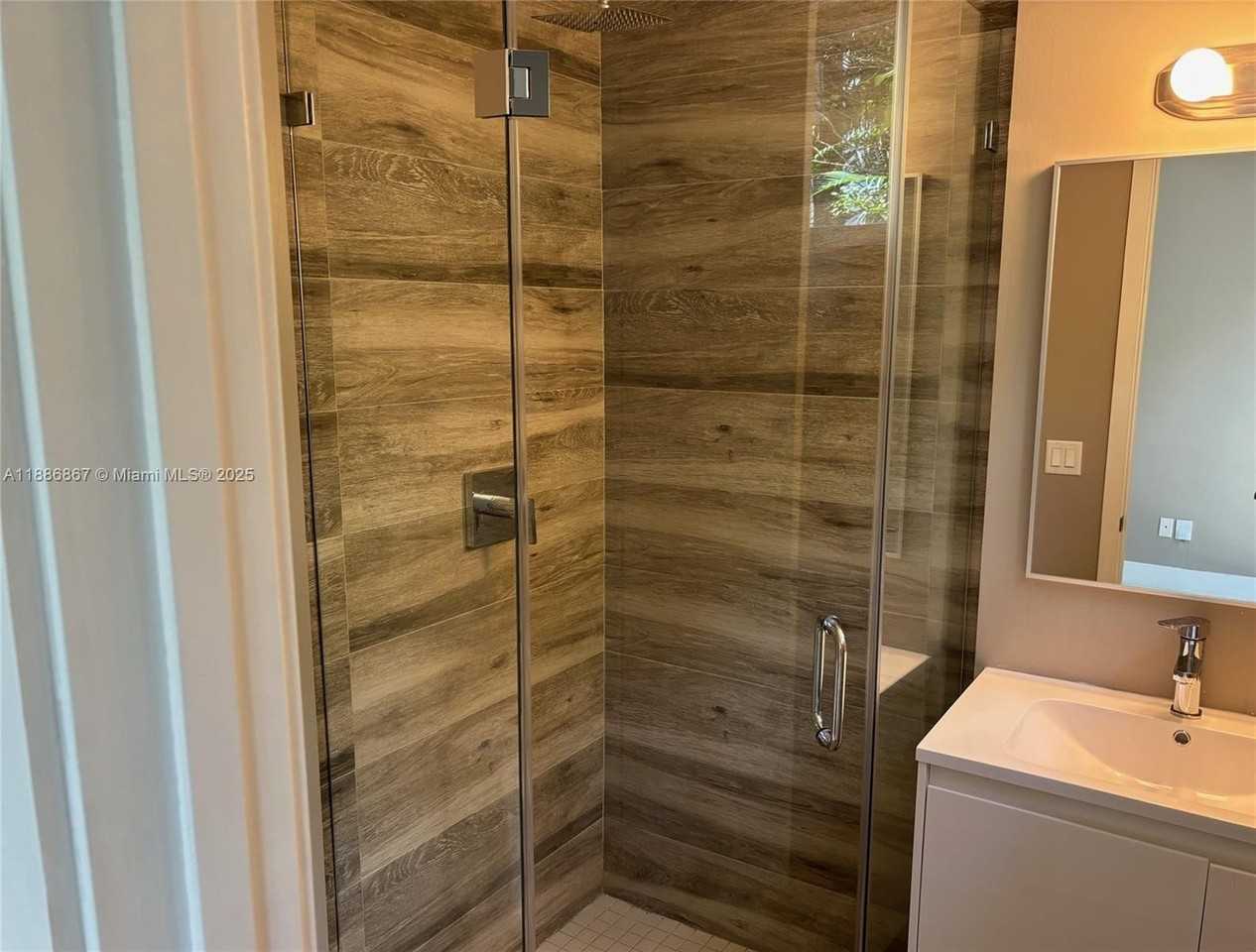 630 Ne 12th Ave #630 - Photo 3 of 11