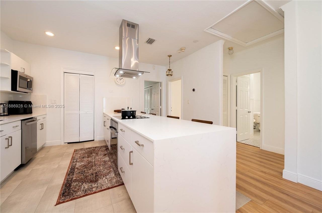 501 Sw 24th Rd #501 - Photo 2 of 29