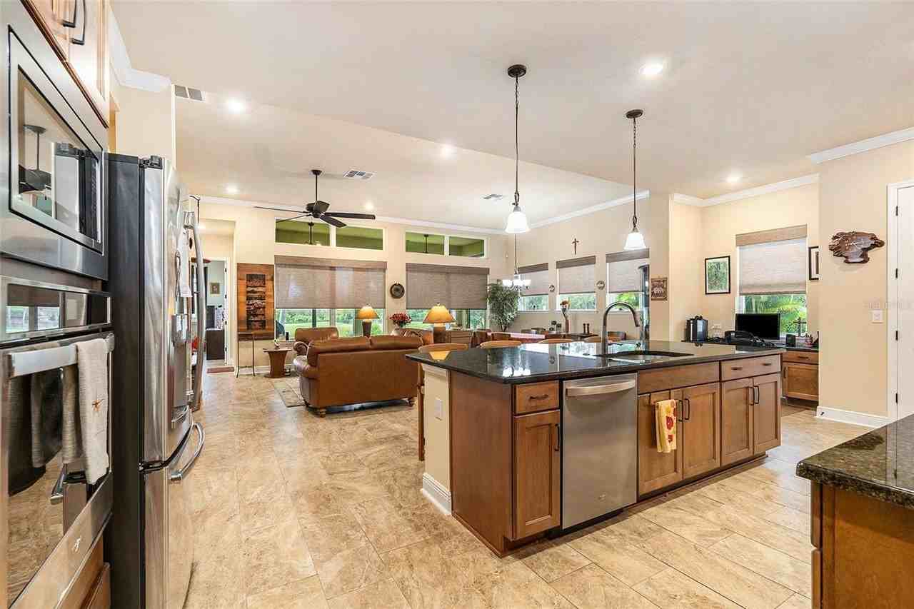 13921 Swallow Hill Dr - Photo 4 of 15