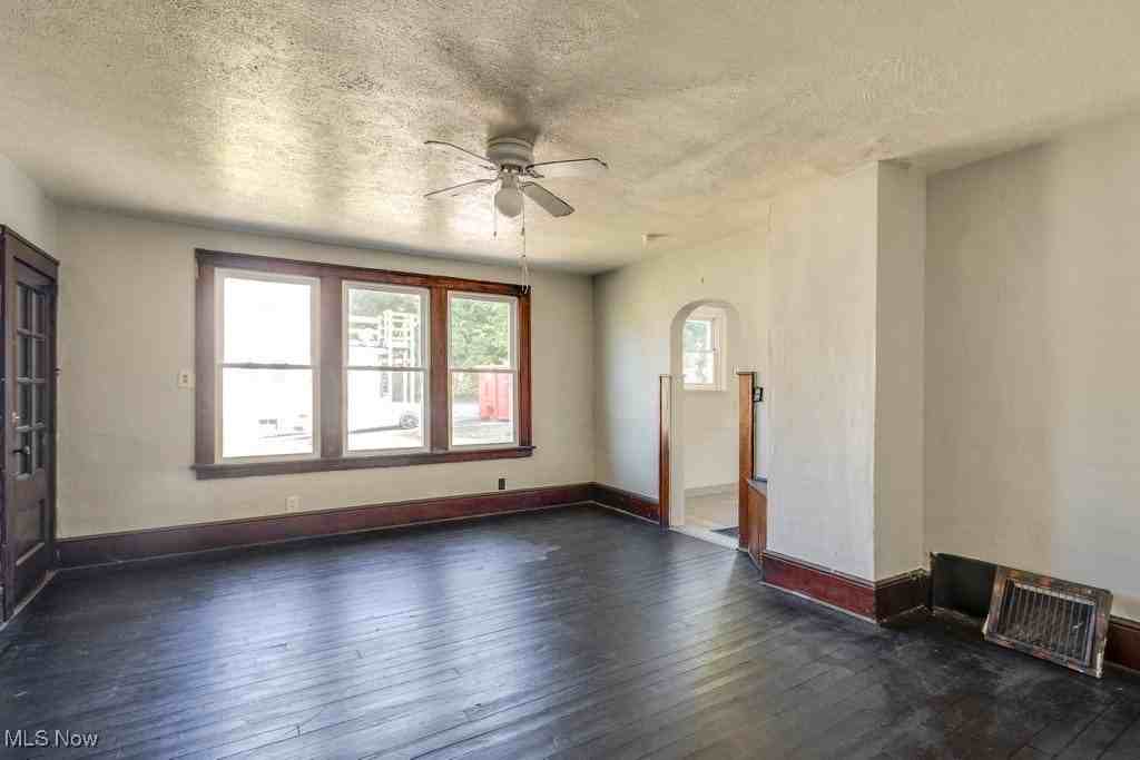 491 Allyn Street - Photo 4 of 14