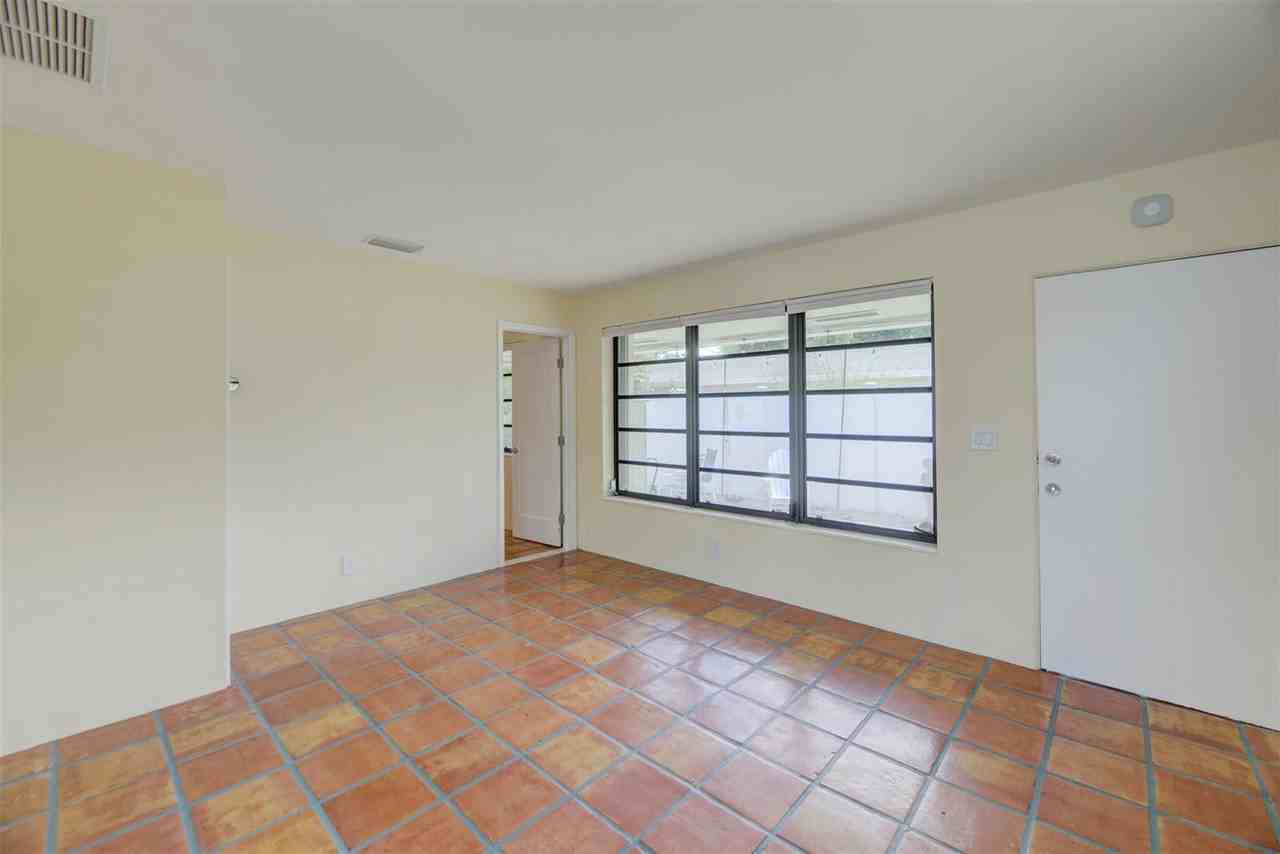 805 Ne 40th St #1A - Photo 2 of 8