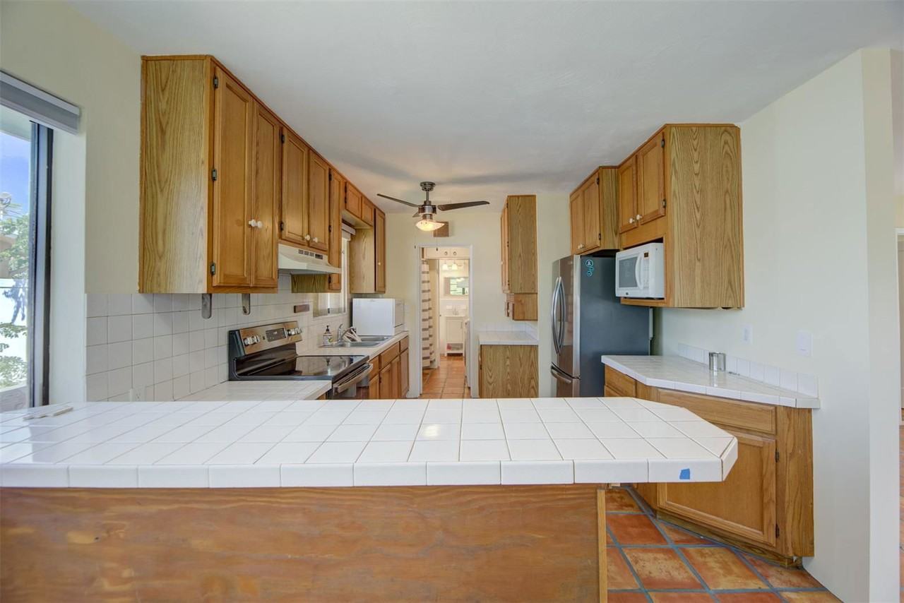 805 Ne 40th St #1A - Photo 3 of 8