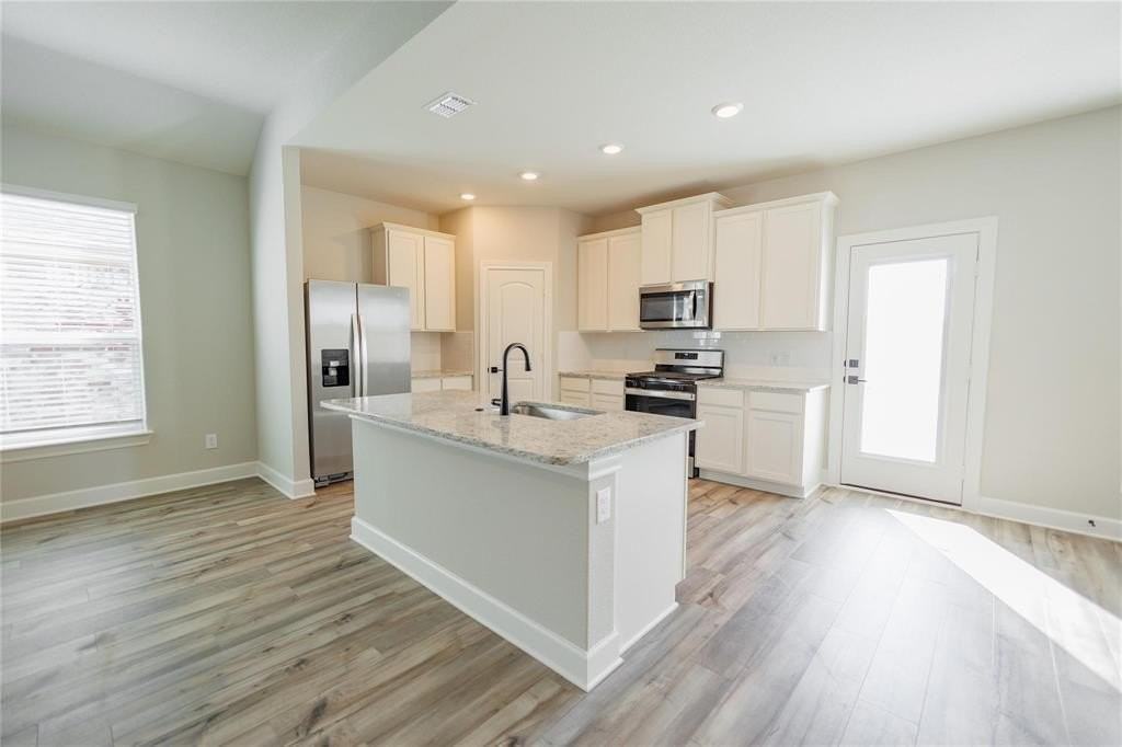 613 Harbor Oaks Dr - Photo 2 of 25