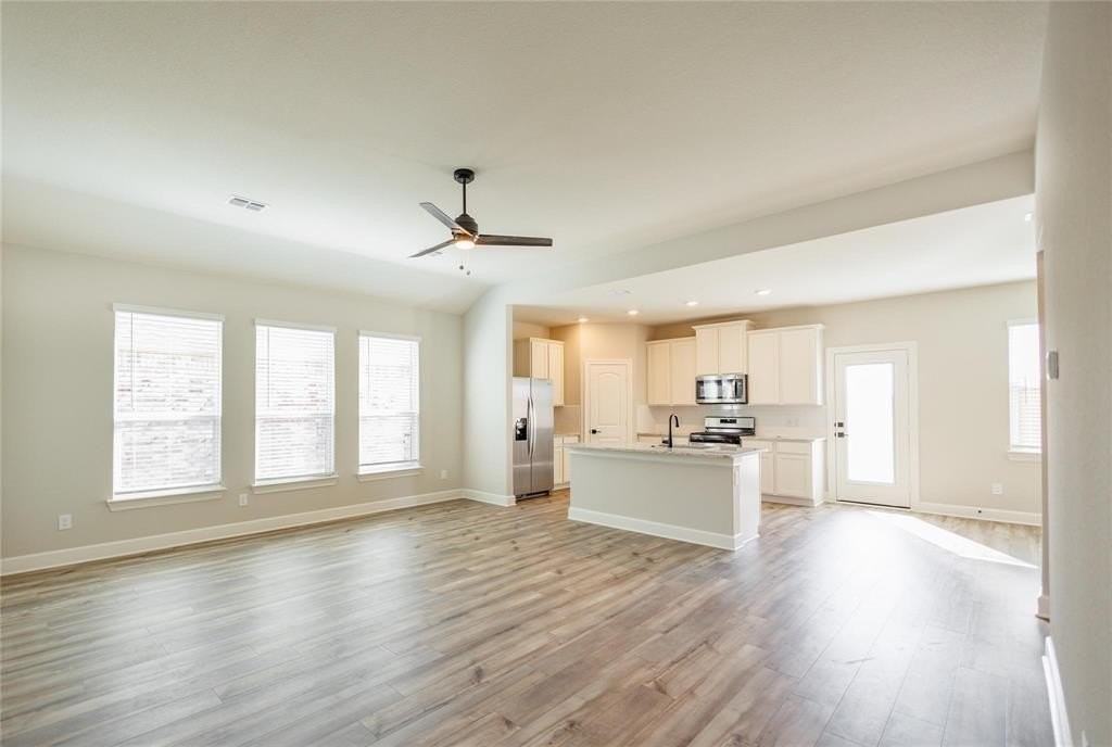 613 Harbor Oaks Dr - Photo 3 of 25