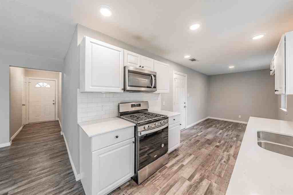 5753 Saramac Dr - Photo 6 of 36