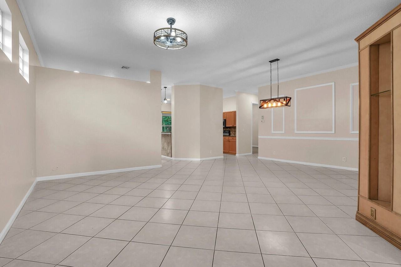 1649 Se Ballantrae Blvd - Photo 3 of 8