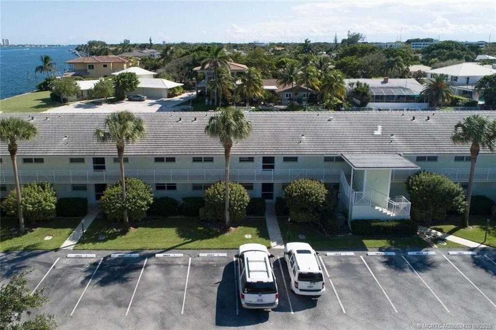 68 Yacht Club Dr Apt 20 #20 - Photo 2 of 28