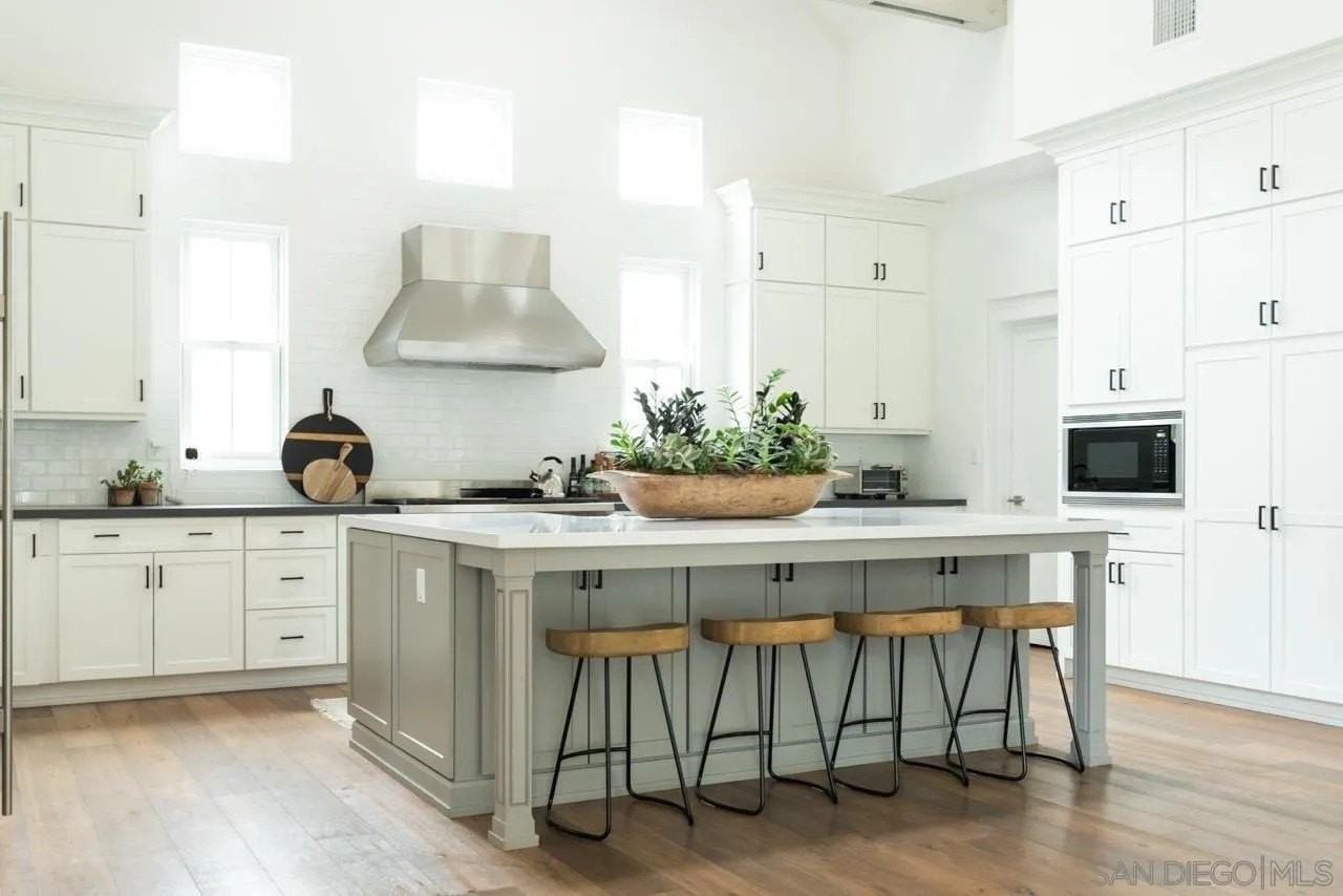 1245 Canton Ct - Photo 4 of 31