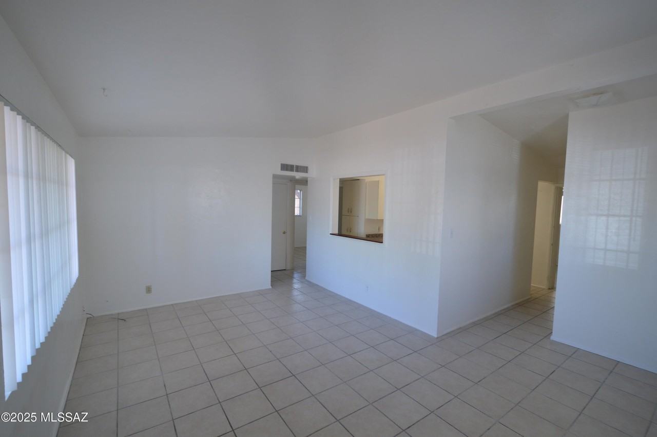 1434 E Lee St #1 - Photo 4 of 10