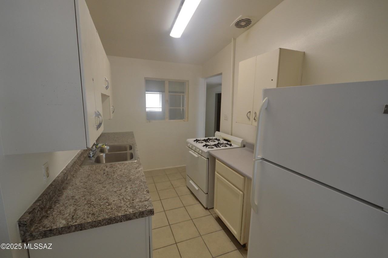 1434 E Lee St #1 - Photo 5 of 10