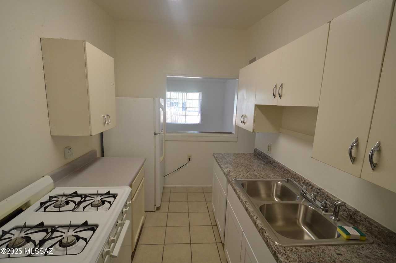 1434 E Lee St #1 - Photo 6 of 10