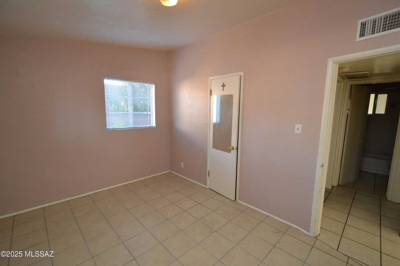 1434 E Lee St #1 - Photo 7 of 10