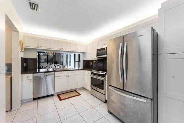 3960 Cocoplum Cir - Photo 4 of 20