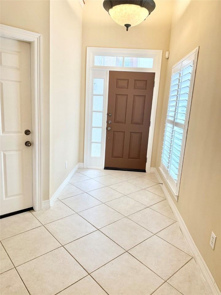 2246 Bancroft St - Photo 2 of 27