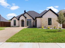 featured image of 8103 Oak Hollow Dr