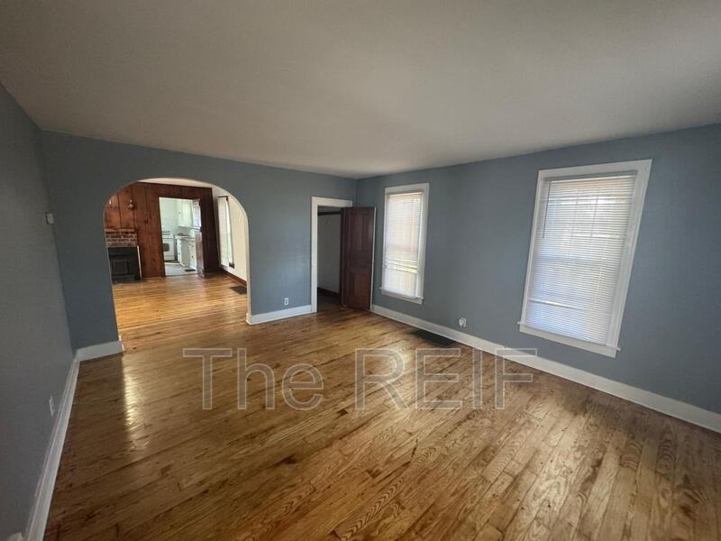 134 E Vienna St - Photo 3 of 13