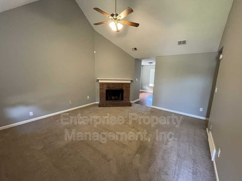 8452 Creek Front Dr - Photo 4 of 20