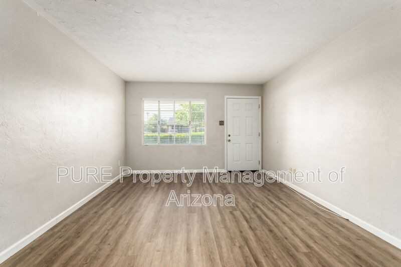 2538 E Coolidge St - Photo 4 of 19