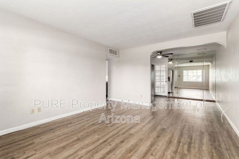 2538 E Coolidge St - Photo 3 of 19