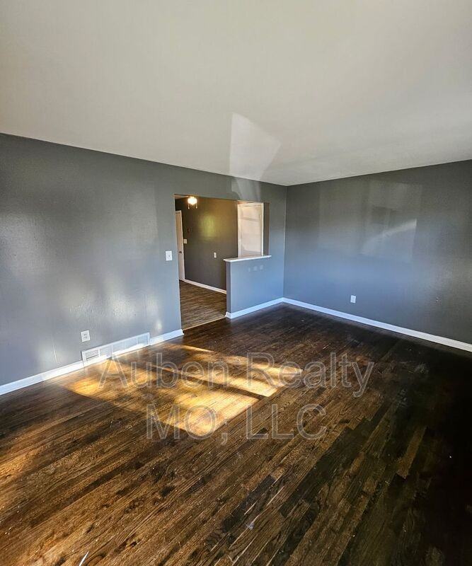 5247 Hadley St - Photo 4 of 21